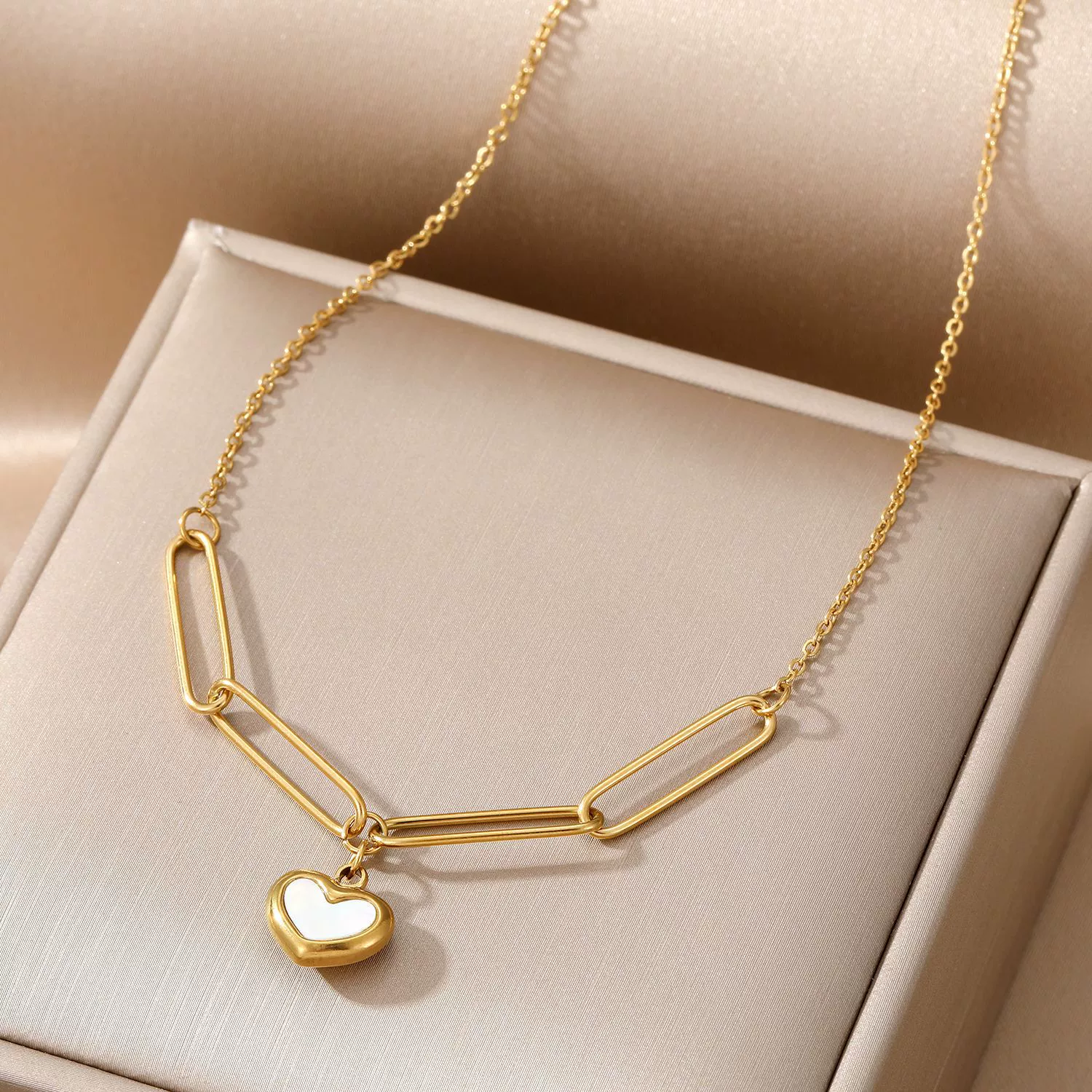 Wholesale Light Luxury Goldplated Stainless Steel Insectpatterned Ochain Necklace - Image 9