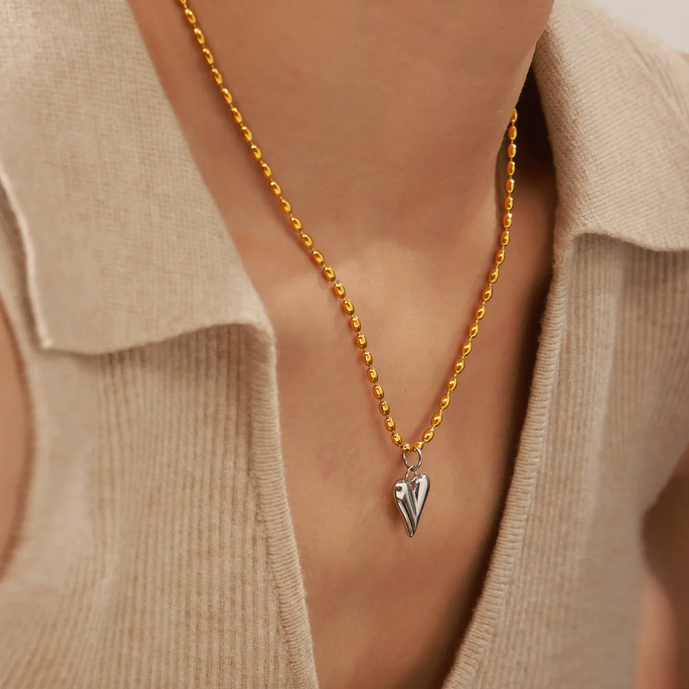 Wholesale Light Luxury Niche Design Heart Shaped Titanium Steel Rice Bead Necklace Electroplated 18K Gold For Women - Image 2