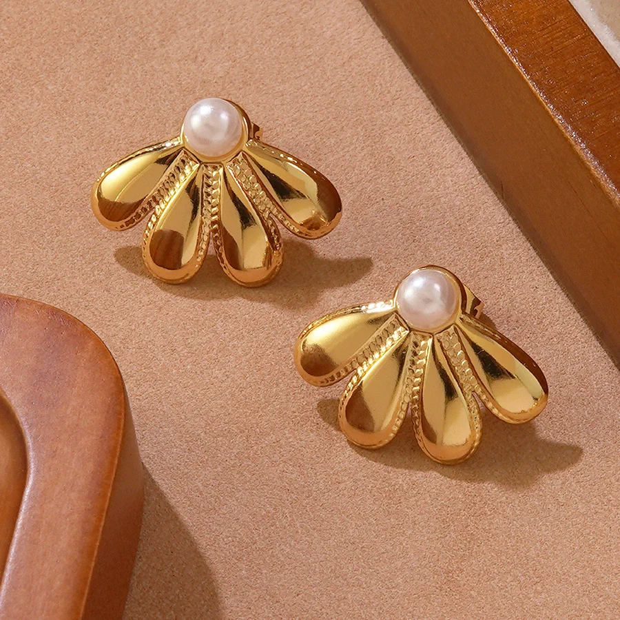Wholesale Light Luxury Style Geometric Stamped Stainless Steel Pearl Flower Earrings For Women - Image 2