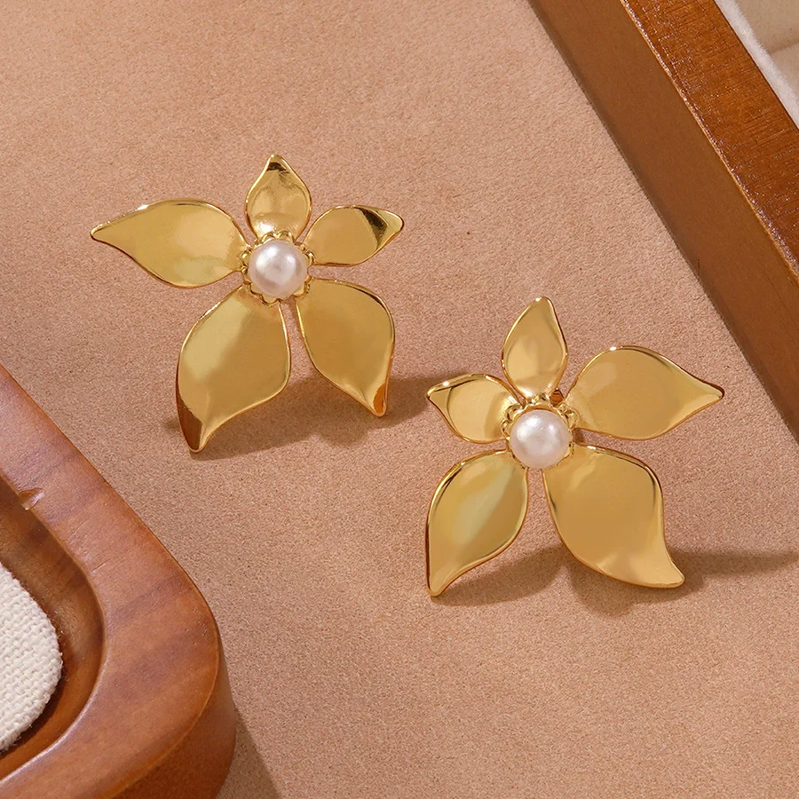 Wholesale Light Luxury Style Geometric Stamped Stainless Steel Pearl Flower Earrings For Women - Image 4
