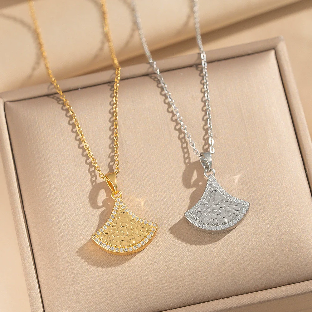 Wholesale Light Luxury Style Geometric Wave Pattern 18K Gold Plated Copper Pendant O Word Chain Necklace For Women - Image 3