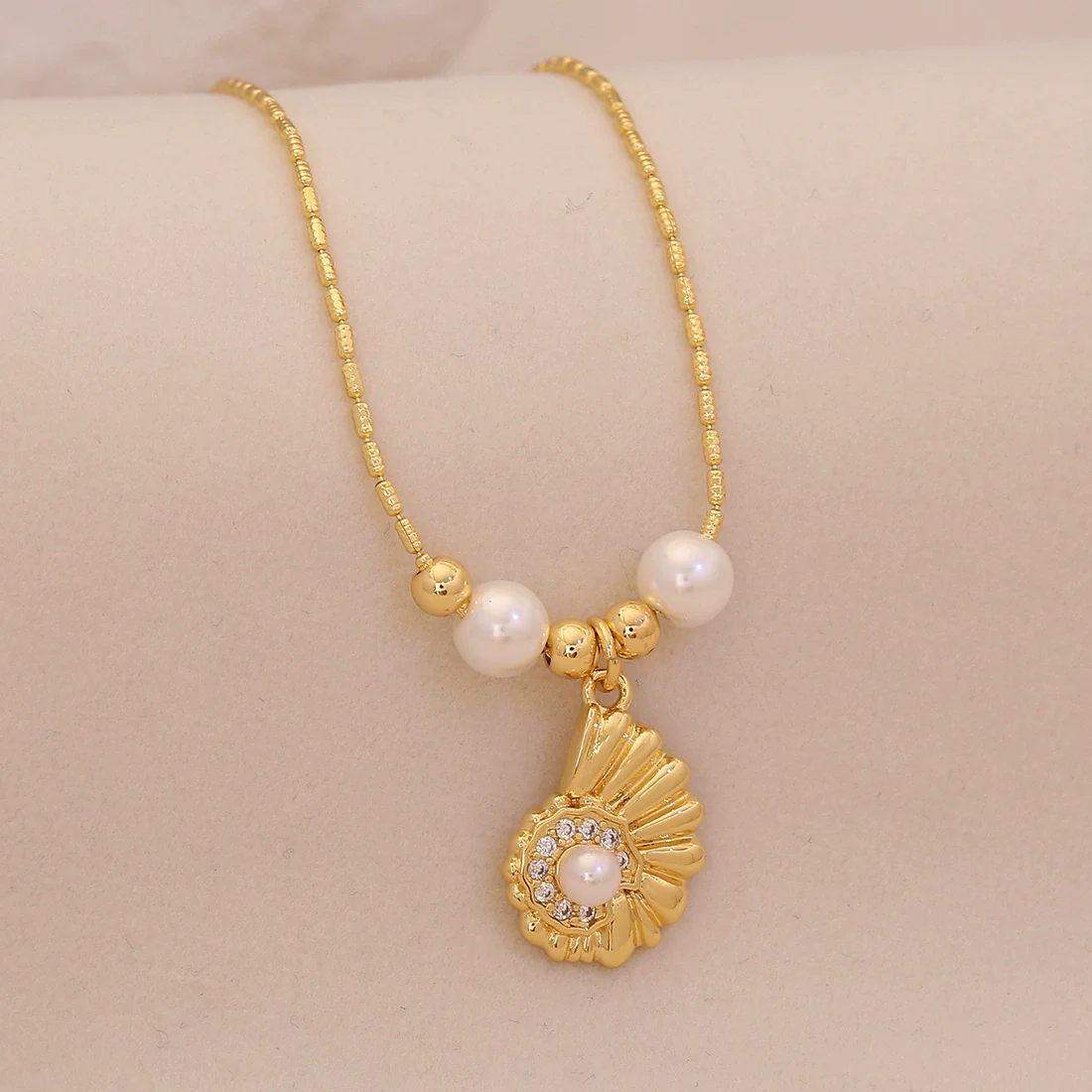 Wholesale Marine Animal Pendant Necklace With Imitation Pearl And Copper Material - Image 2