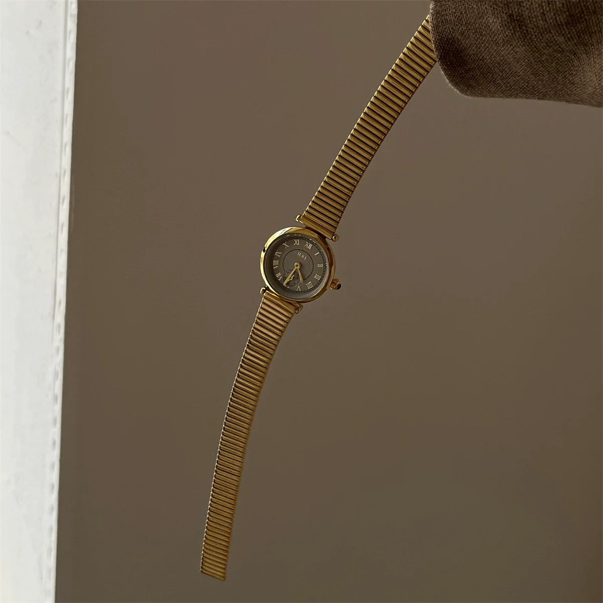 Wholesale Metal Band Quartz Women's Watch With Oval Dial And Medieval Style - Image 7