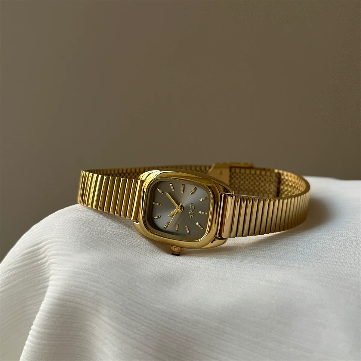Wholesale Metal Band Quartz Women's Watch With Oval Dial And Medieval Style - Image 8