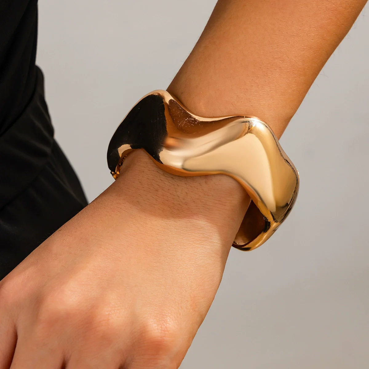 Wholesale Metal Exaggerated Geometric Style Electroplated Wide Bracelet - Image 16