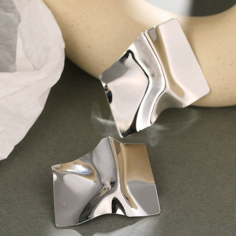 Wholesale Metal Geometric Asymmetrical Exaggerated Stylish Women's Earrings With Electroplating - Image 3