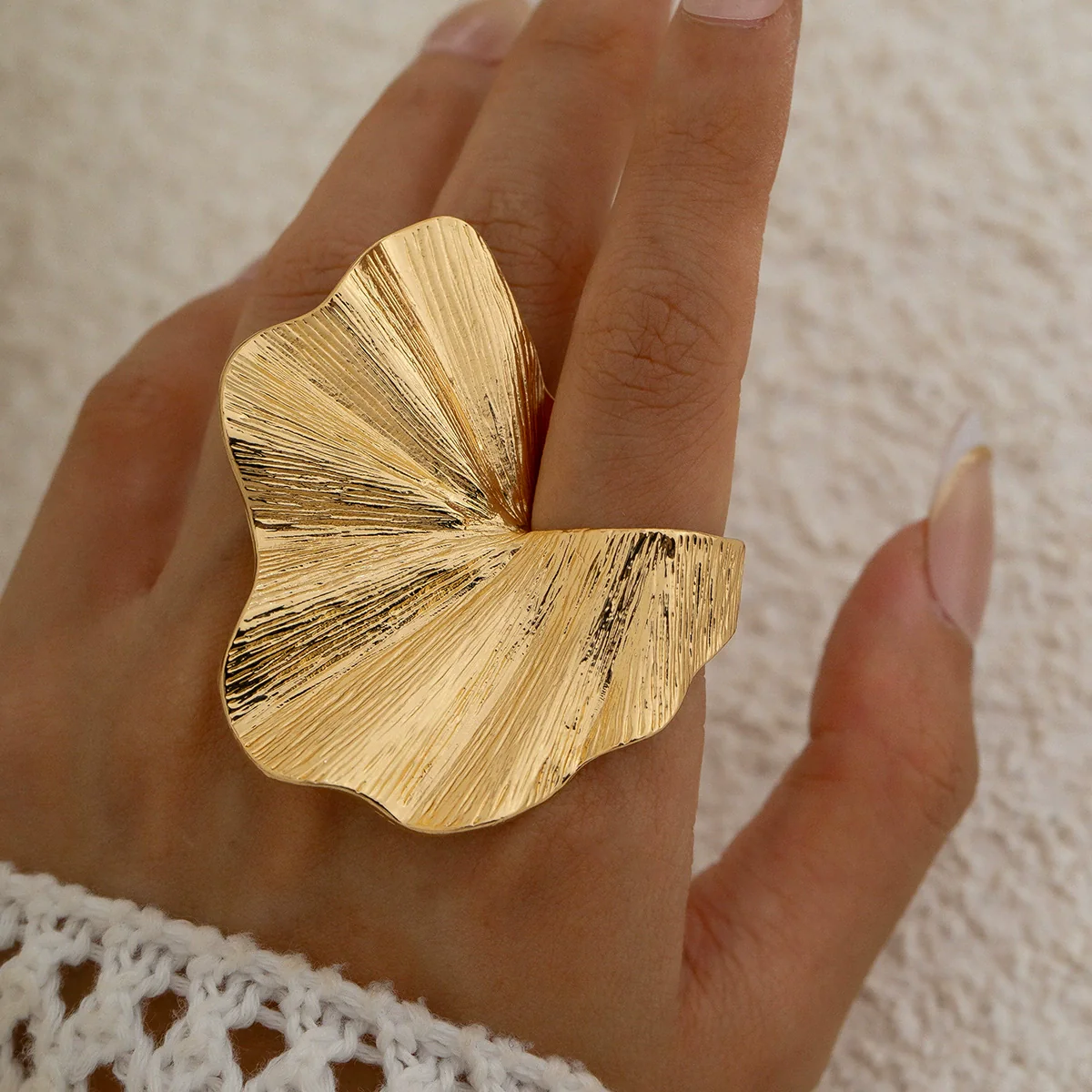 Wholesale Metal Retro Leaf Shaped Exaggerated 3D Ring With Electroplating For Women - Image 3