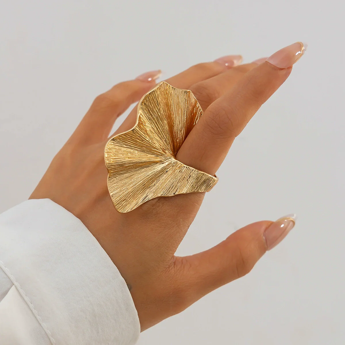Wholesale Metal Retro Leaf Shaped Exaggerated 3D Ring With Electroplating For Women - Image 6
