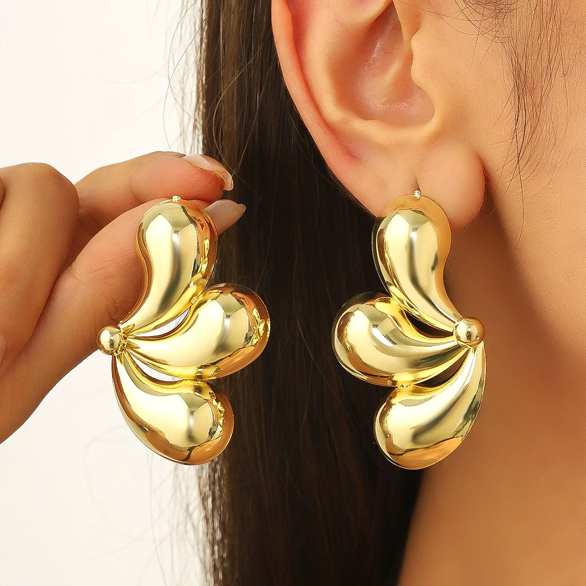 Wholesale Metal Women's Exaggerated Geometric Heart Earrings With Electroplating - Image 3
