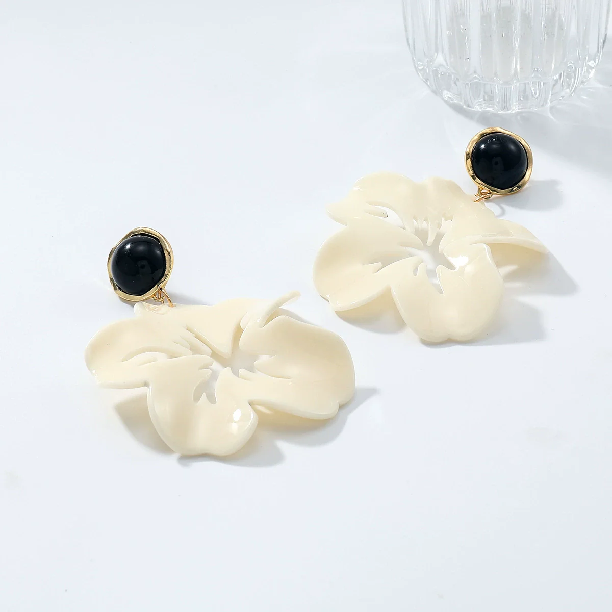 Wholesale Plastic Resin Flower Cut Out Multilayered Women's Light Luxury Style Earrings With Polish Design - Image 3