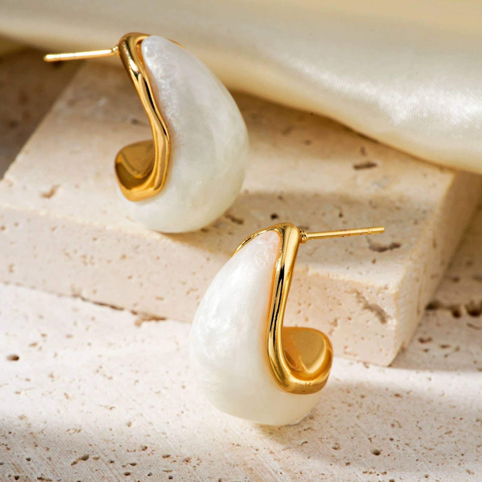 Wholesale Retro Luxury Stainless Steel Water Drop Electroplated Geometric Women's Earrings - Image 3
