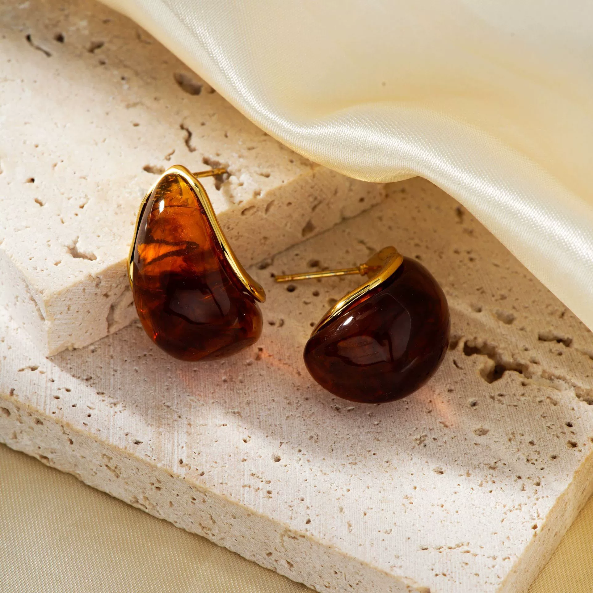 Wholesale Retro Luxury Stainless Steel Water Drop Electroplated Geometric Women's Earrings - Image 4