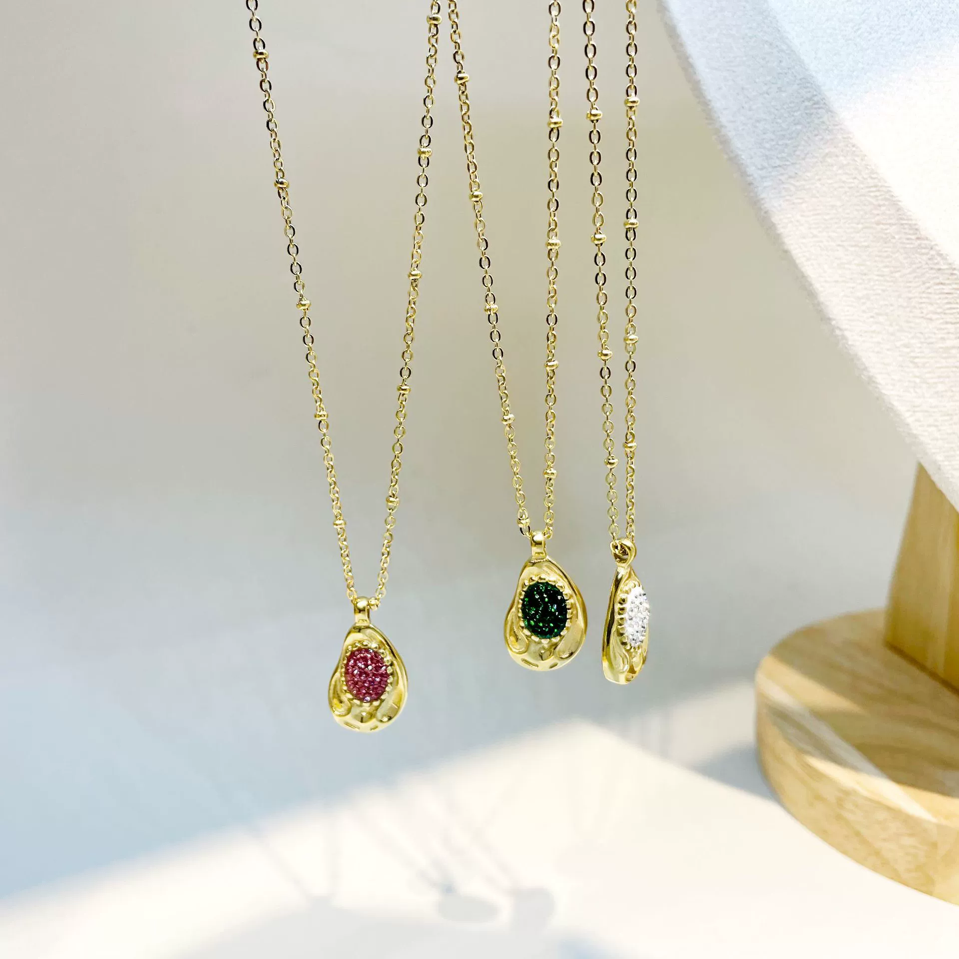 Wholesale Rhinestone Pendant Necklace French Retro Geometric Stainless Steel 18K Goldplated Clavicle Chain For Women - Image 2
