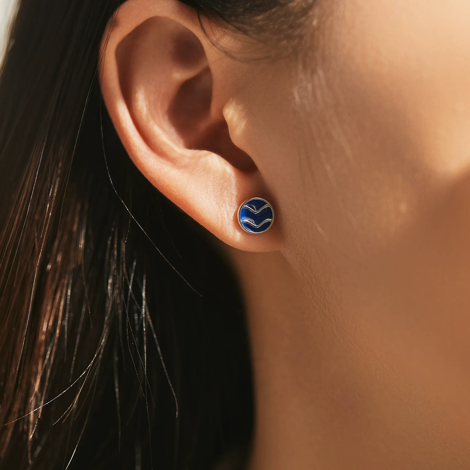 Wholesale S925 Silver Vintage Wave Design Electroplated Badge Earrings For Women - Image 2