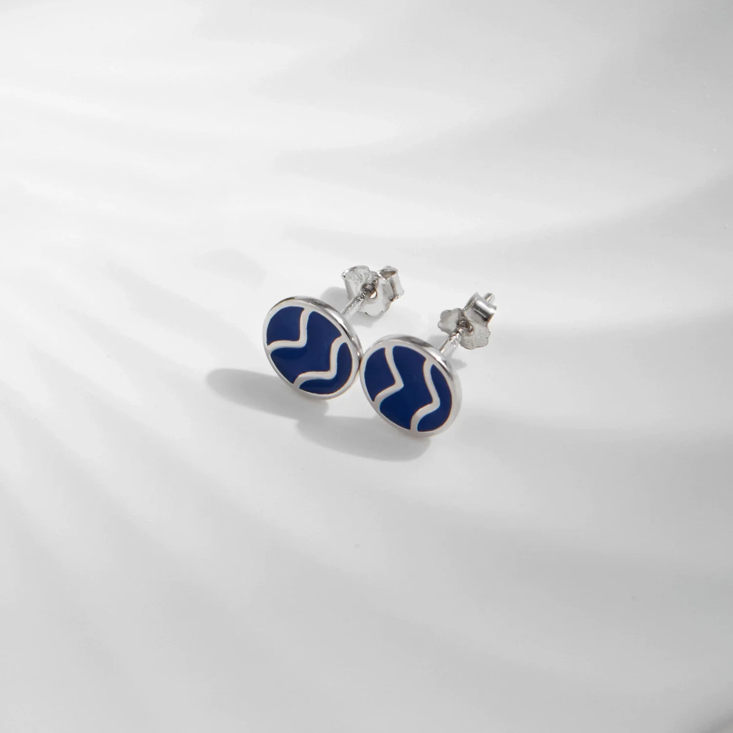 Wholesale S925 Silver Vintage Wave Design Electroplated Badge Earrings For Women - Image 3
