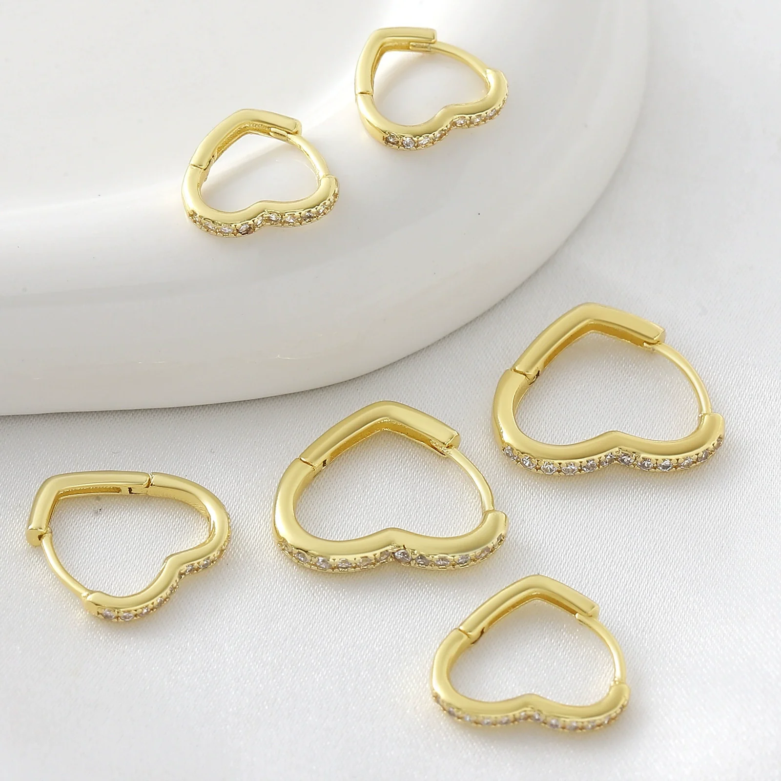 Wholesale Simple Copper Electroplated Heartshaped Diamondstudded Ear Clips Earrings For Women - Image 4