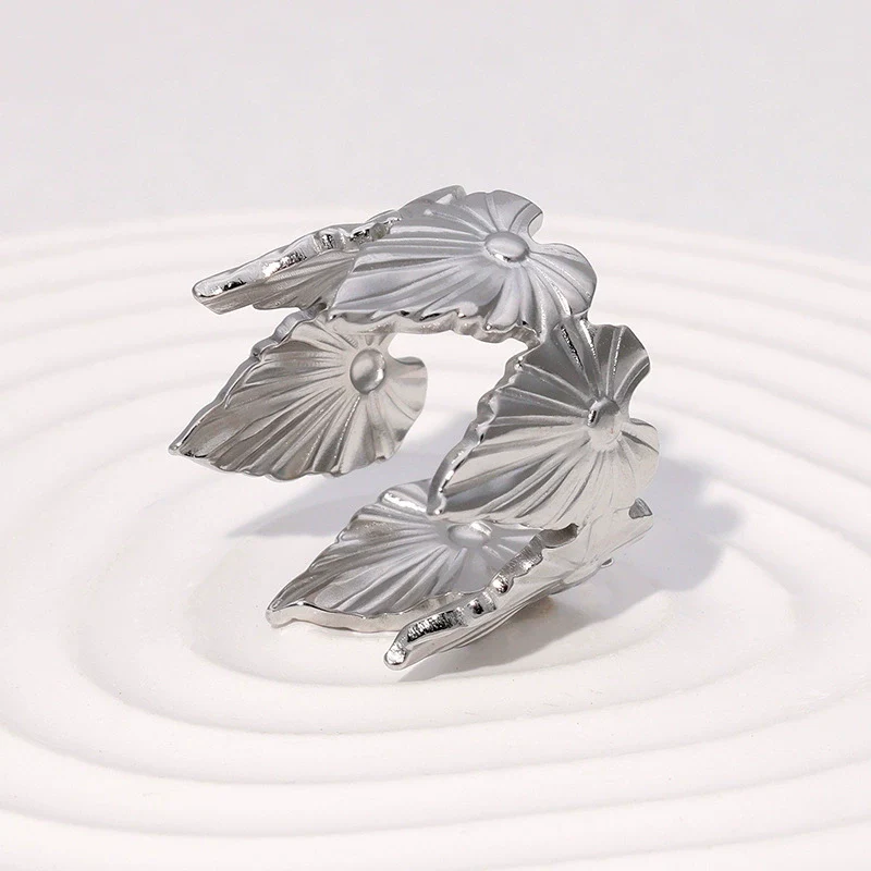 Wholesale Simple Electroplated Stainless Steel Leafshaped Women's Ring Hand Jewelry - Image 4
