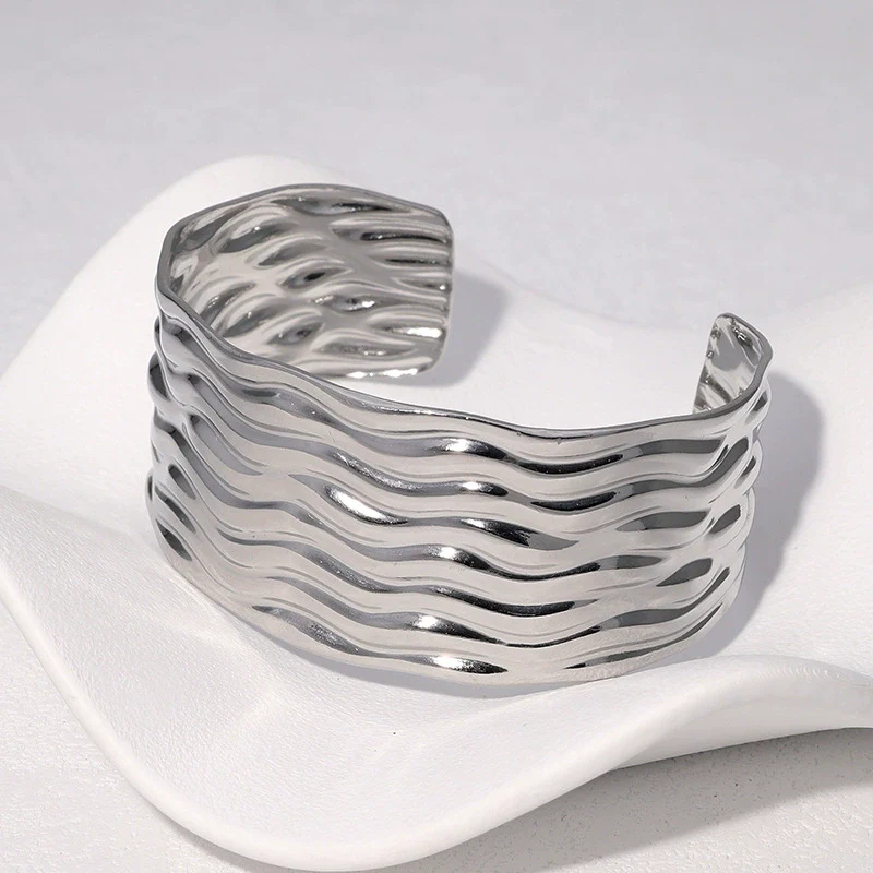Wholesale Simple Fashionable Corrugated Glossy 18K Goldplated Stainless Steel Open Bracelet That Does Not Fade - Image 3