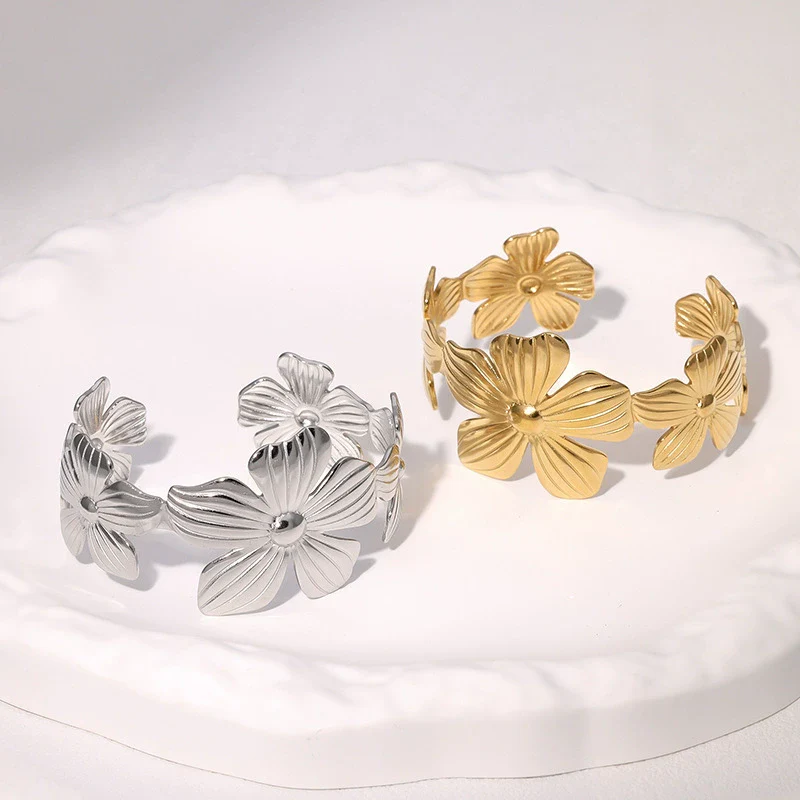 Wholesale Simple Retro Fivepetal Flower Stainless Steel Electroplated Women's Bracelet