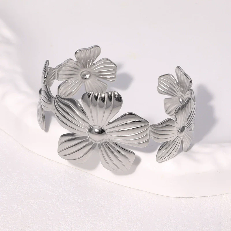 Wholesale Simple Retro Fivepetal Flower Stainless Steel Electroplated Women's Bracelet - Image 3