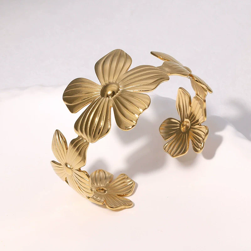 Wholesale Simple Retro Fivepetal Flower Stainless Steel Electroplated Women's Bracelet - Image 4