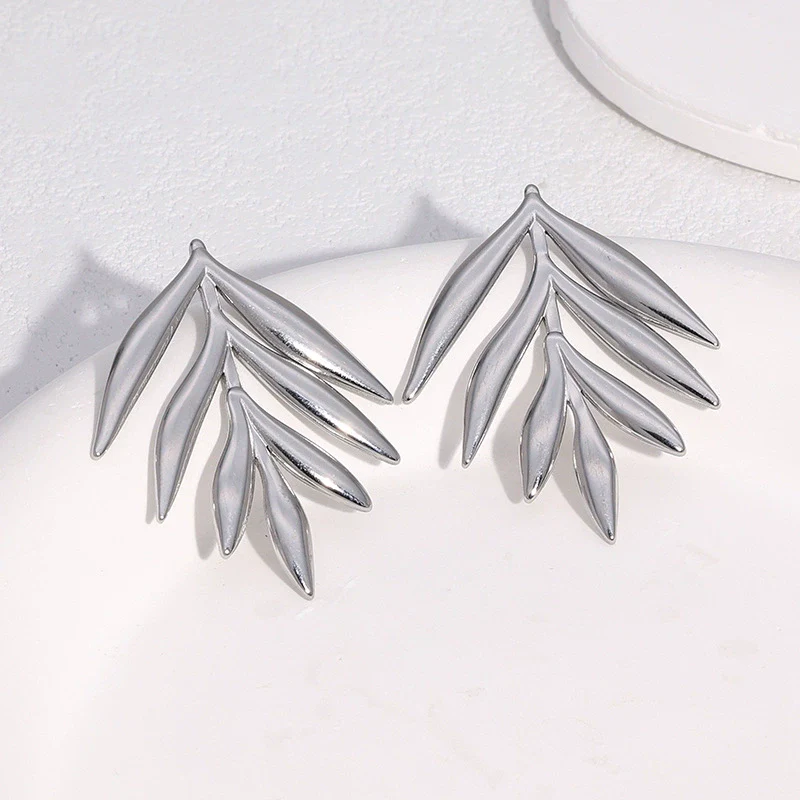 Wholesale Stainless Steel Electroplated Geometric Leaf Design Women's Minimalist Earrings - Image 3