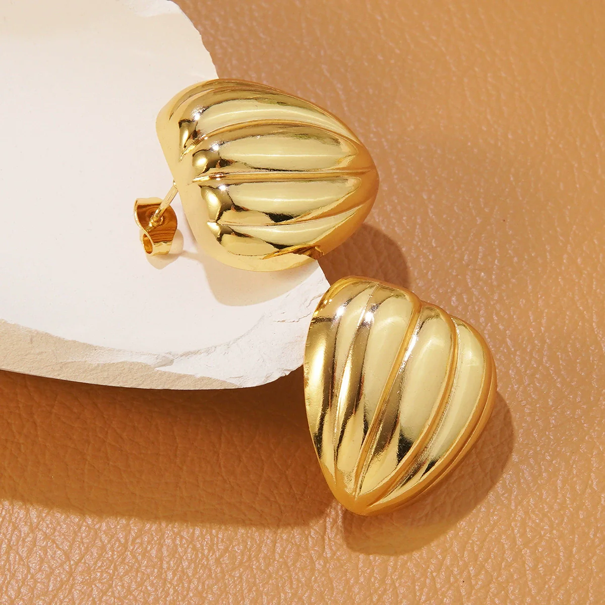 Wholesale Stainless Steel Heart Shape Geometric Stamped Earrings For Women - Image 3