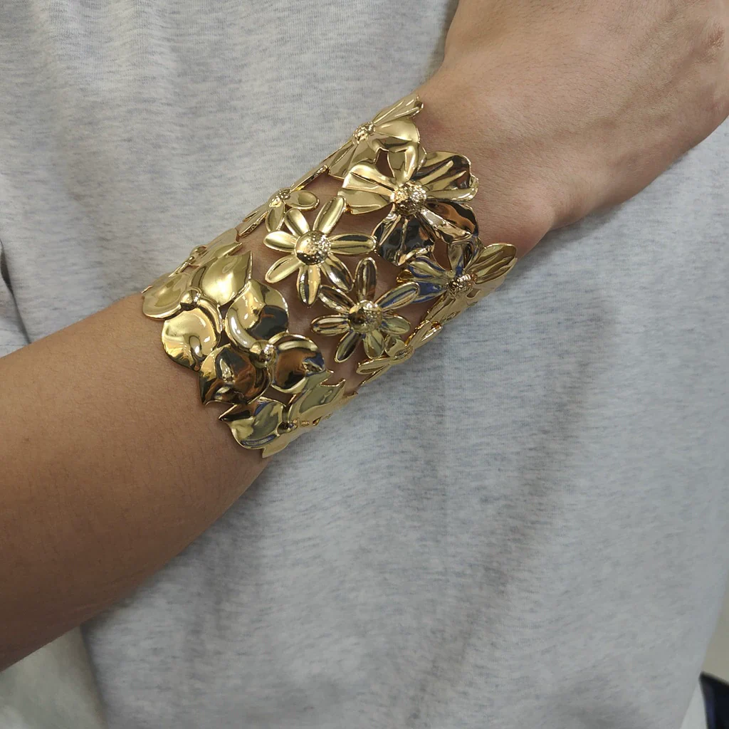 Wholesale Stainless Steel Hydraulic Pressure Flower Open Bracelet Light Luxury Style Highend Jewelry