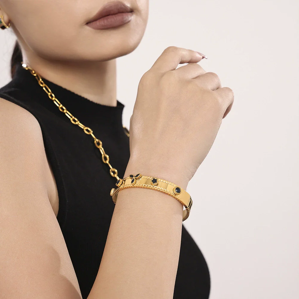 Wholesale Titanium Steel Bracelet With Clover Zircon Czech Glass Flower Buckle And Gear Design 18K Gold Plated - Image 3