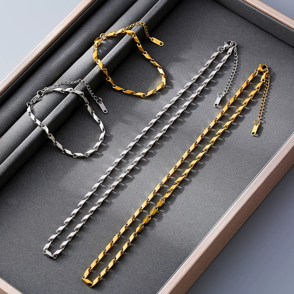 Wholesale Titanium Steel Goldplated Fashion Necklace And Bracelet With Diamond Carved Pattern For Women - Image 3