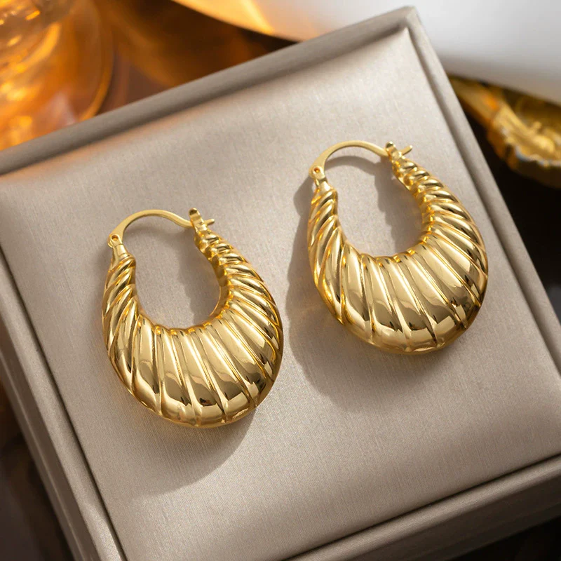 Wholesale Titanium Steel Ushaped Geometric Hollow Earrings With Shrimp Pattern And 18K Gold Furnace Vacuum Plated - Image 3