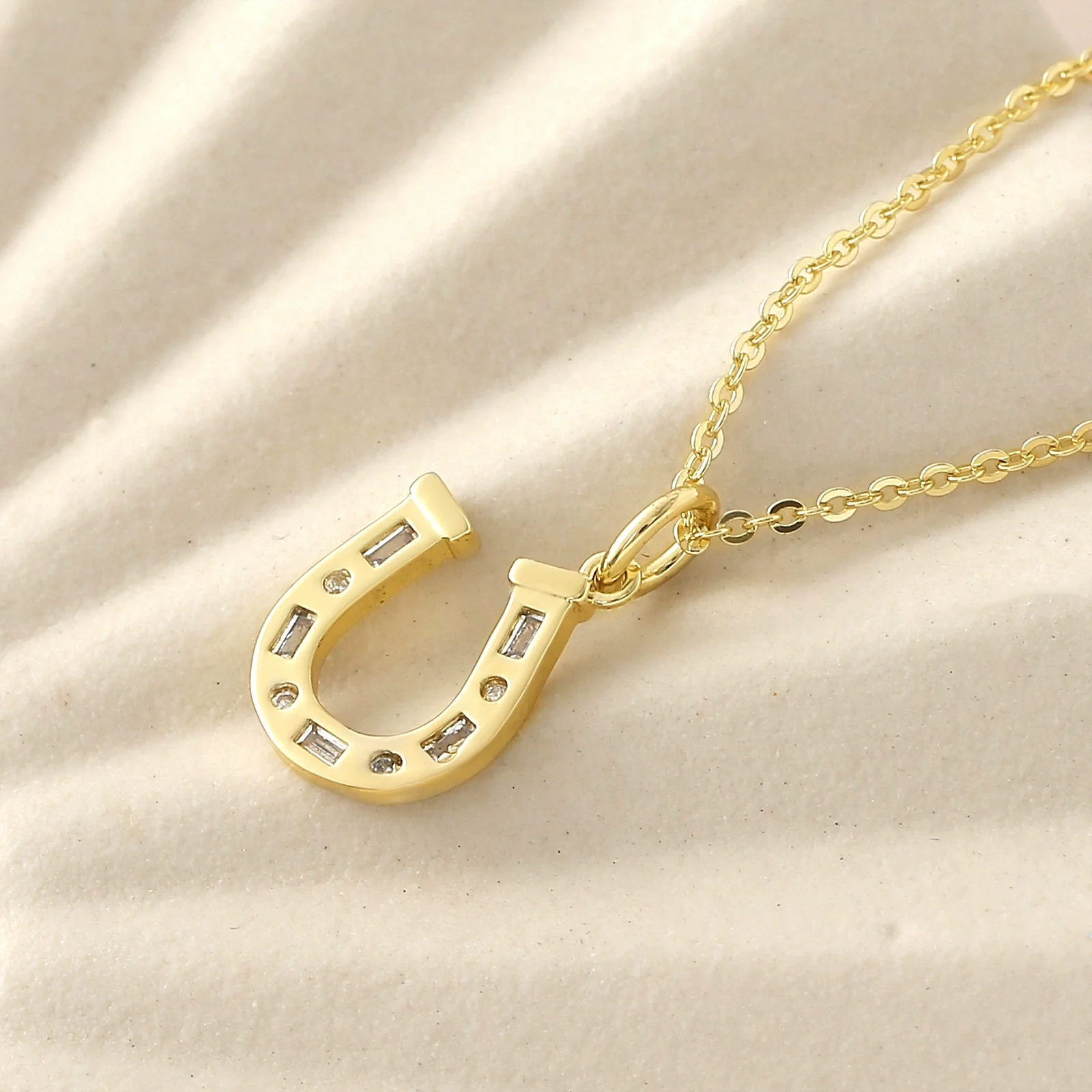 Wholesale Unisex Casual Style Rhinestone Horseshoe Pendant Necklace Copper Gold Plated O Word Chain - Image 7