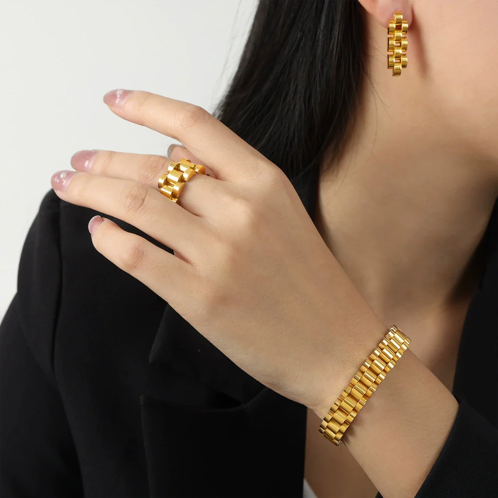 Wholesale Unisex Exaggerated Geometric Jewelry Set With Chain Design Titanium Steel Gold Plated Earrings Necklace