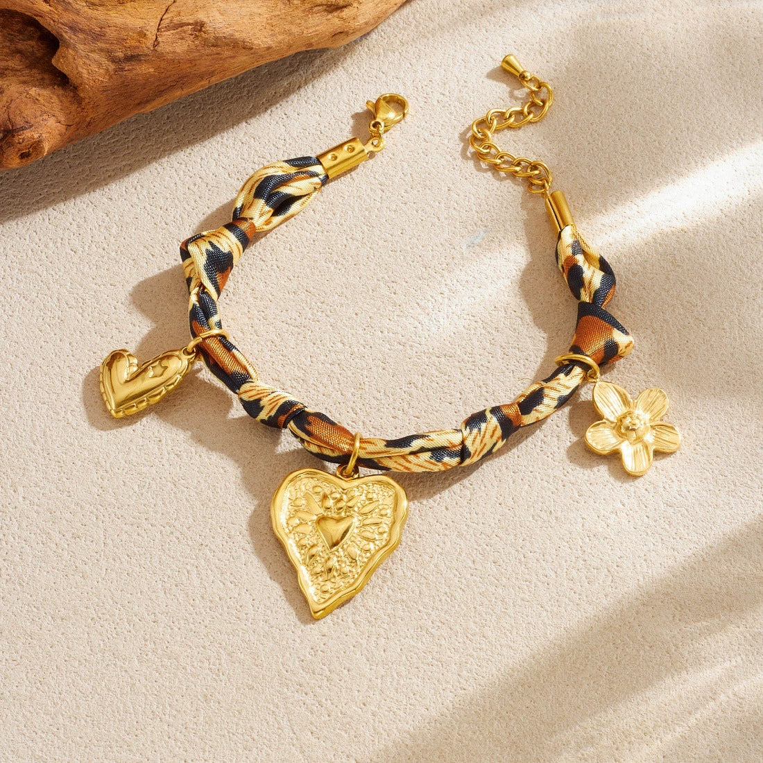 Wholesale Vintage Printed Stainless Steel Goldplated Irregular Heartshaped Flower Pendant Bracelet For Women