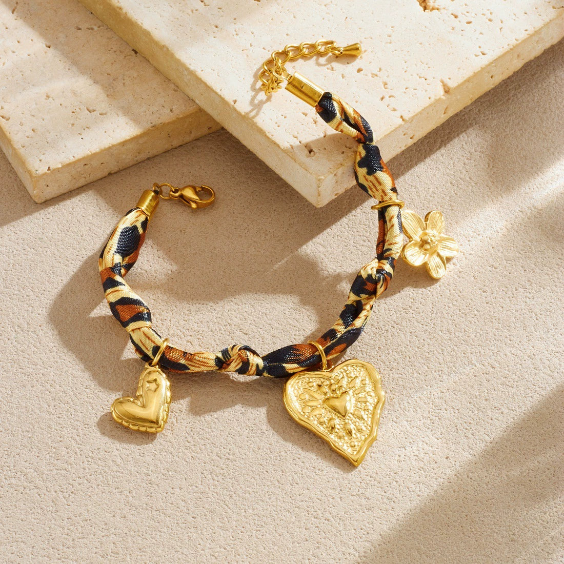 Wholesale Vintage Printed Stainless Steel Goldplated Irregular Heartshaped Flower Pendant Bracelet For Women - Image 2