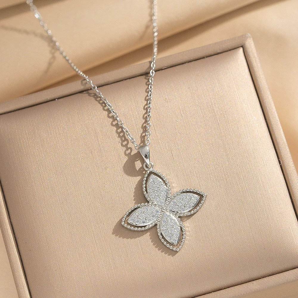 Wholesale Women's 18K Real Gold Plated Copper Pendant Four Leaf Clover Geometric Flower Leaf Necklace With O Word Chain In Light Luxury Style - Image 3