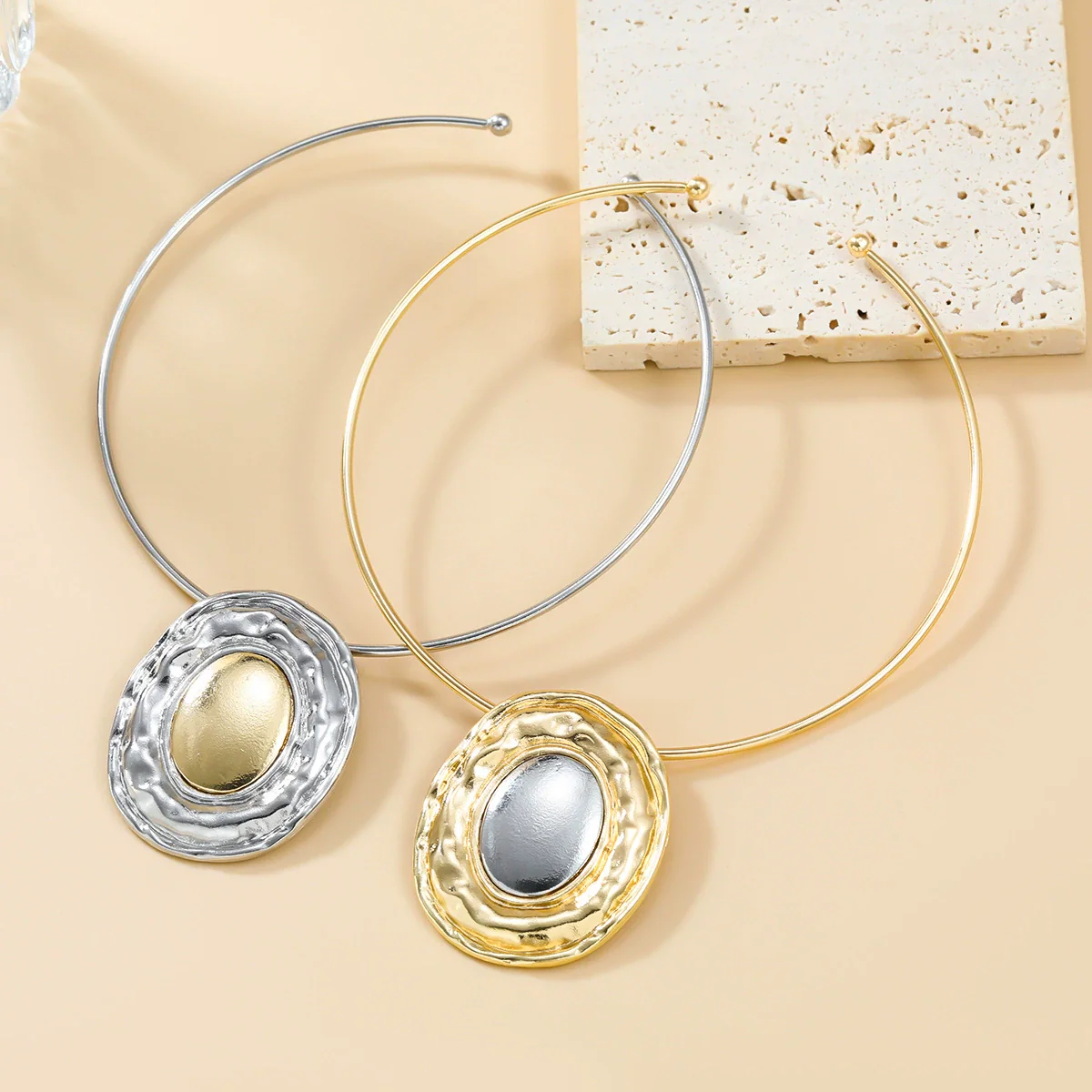 Wholesale Women's Alloy Geometric Oval Pendant Necklace With Snake Bone Chain And Electroplating Treatment