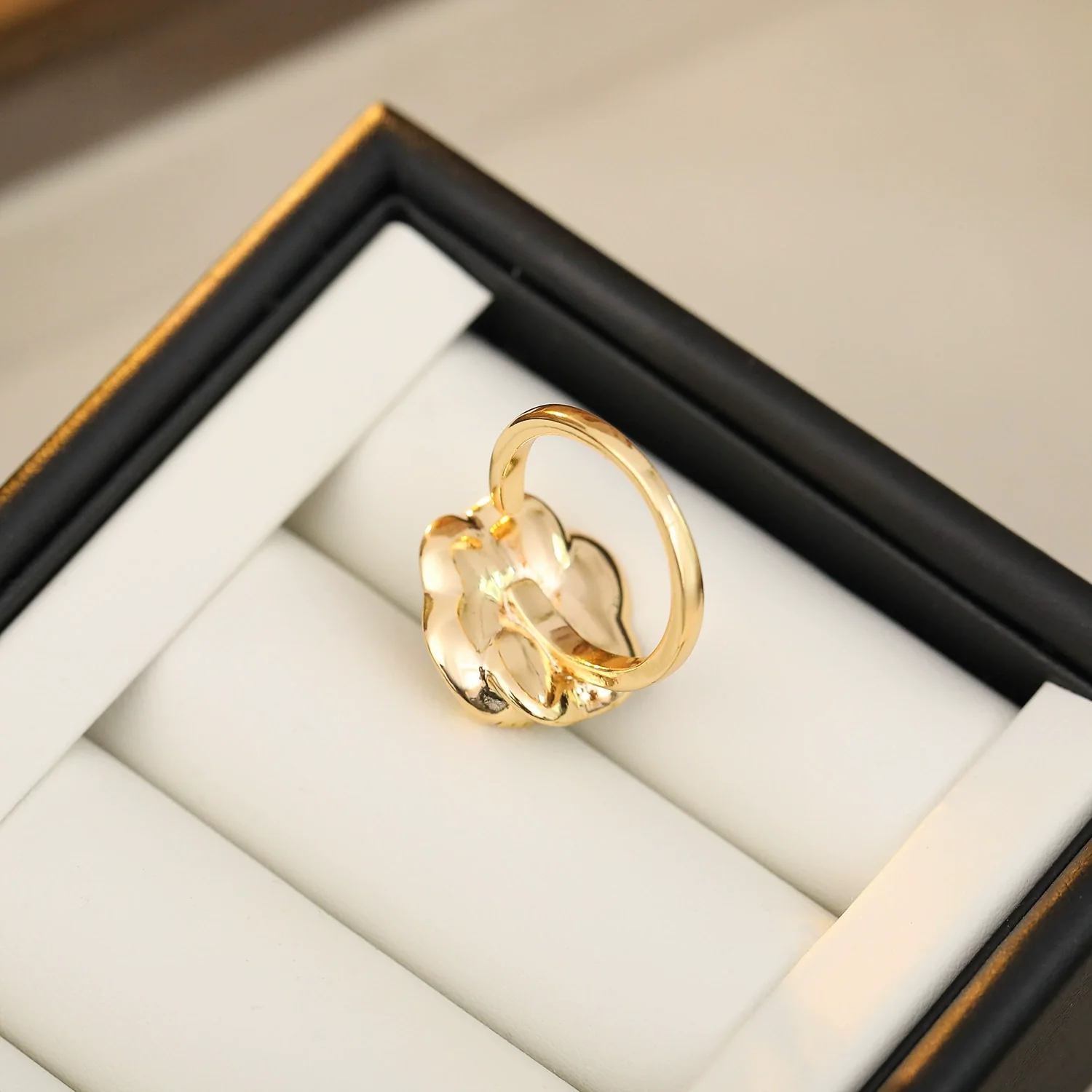 Wholesale Women's Copper Flower Pattern Electroplating Simple Style Ring - Image 3