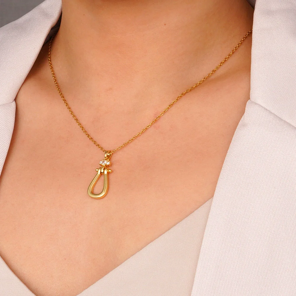 Wholesale Women's Copper Inlaid Zircon Geometric Horseshoe Buckle Pendant Necklace With Stainless Steel O Word Chain And Electroplating - Image 4