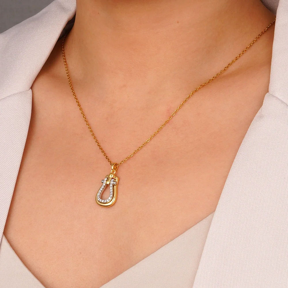 Wholesale Women's Copper Inlaid Zircon Geometric Horseshoe Buckle Pendant Necklace With Stainless Steel O Word Chain And Electroplating - Image 6