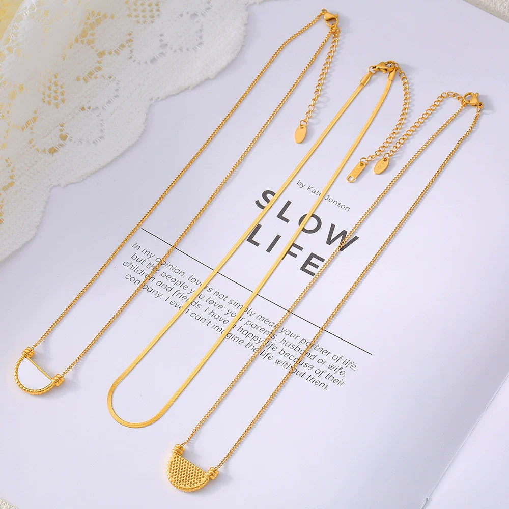 Wholesale Women's French Retro Elegant Titanium Steel Jewelry With Electroplated Ushape And Geometric Inlaid White Seashell Semicircle Pendant Necklace - Image 2