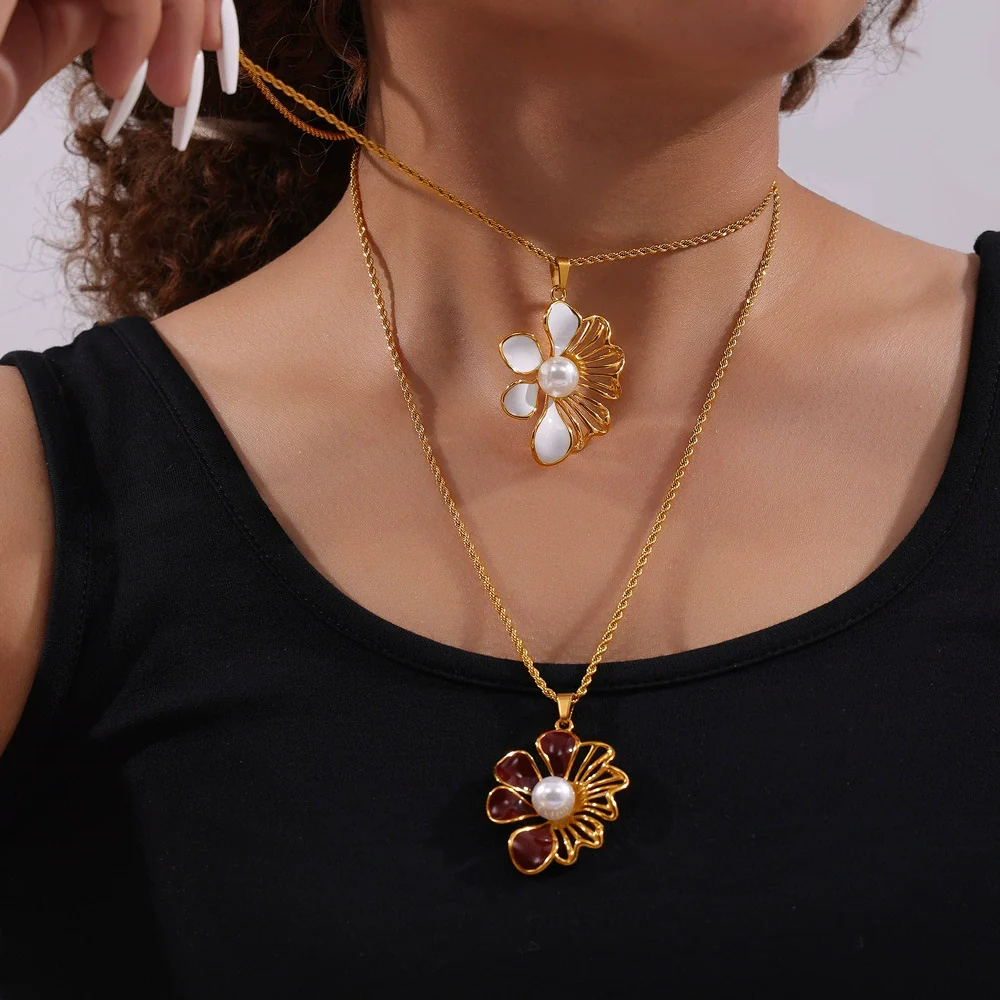 Wholesale Women's French Retro Light Luxury Oil Drop Hollow Flower Pendant Necklace Made Of Titanium Steel With Electroplating Design And Twist Chain - Image 3