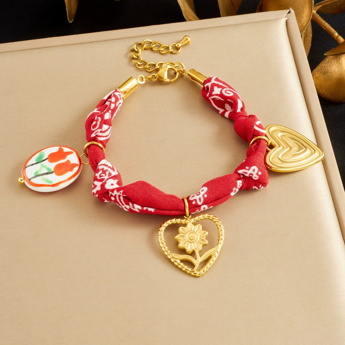 Wholesale Women's French Retro Printed Rope Chain Goldplated Cut Out Stainless Steel Heartshaped Flower Ceramic Pendant Bracelet