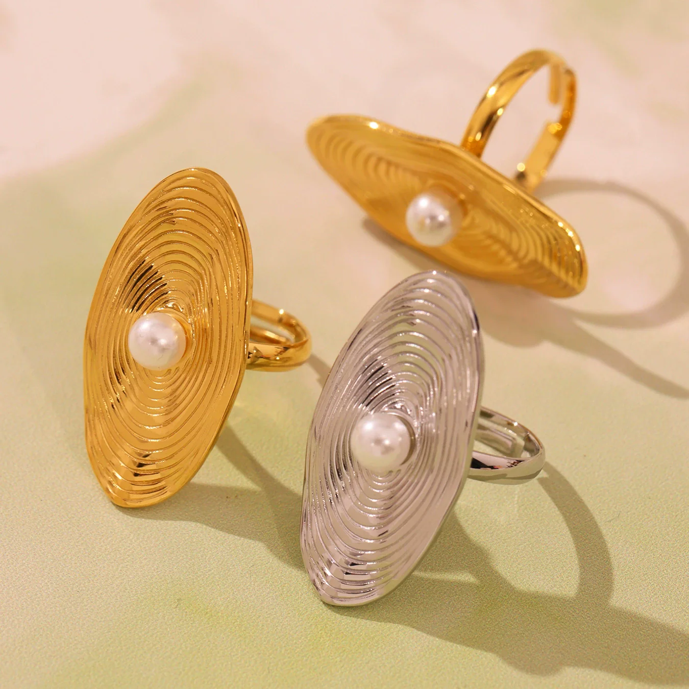 Wholesale Women's Geometric Pearl Stainless Steel And Shell Beads Electroplated Open Design Ring - Image 2