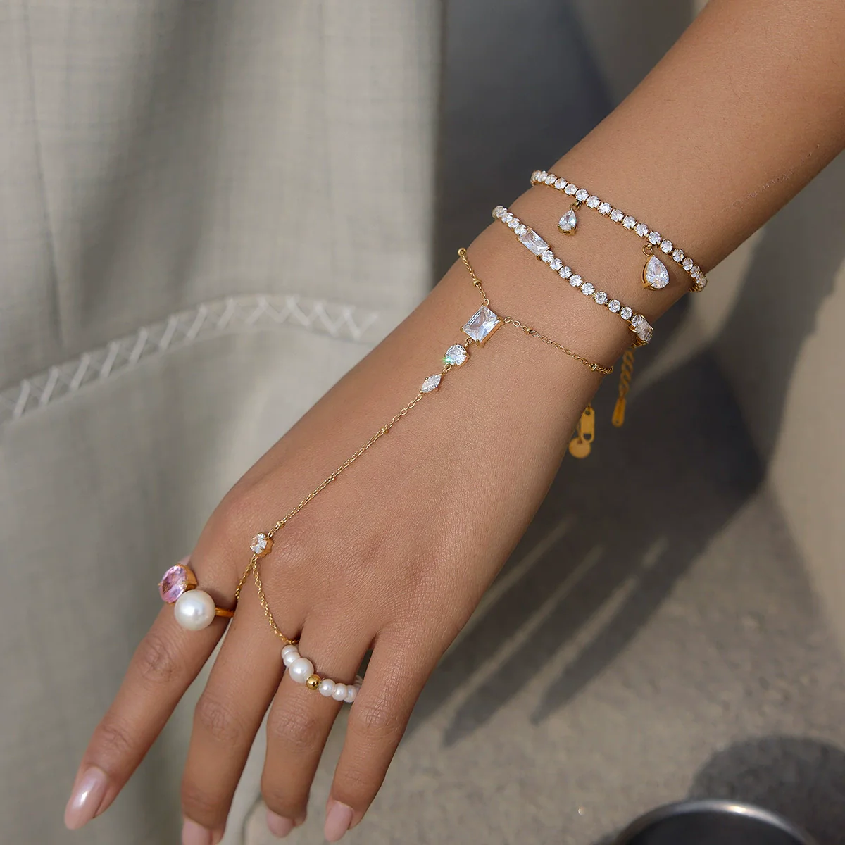 Wholesale Women's Geometric Stainless Steel Electroplated Interlocking Stackable Bracelet Jewelry Hand Accessory - Image 2