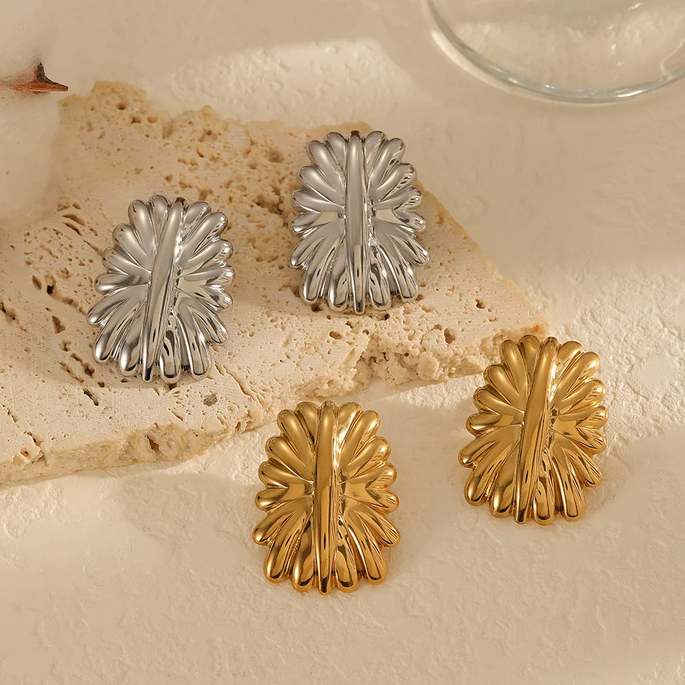 Wholesale Women's Geometric Stainless Steel Flowershaped Earrings With Pvd Furnace Vacuum Real Gold Plating - Image 2