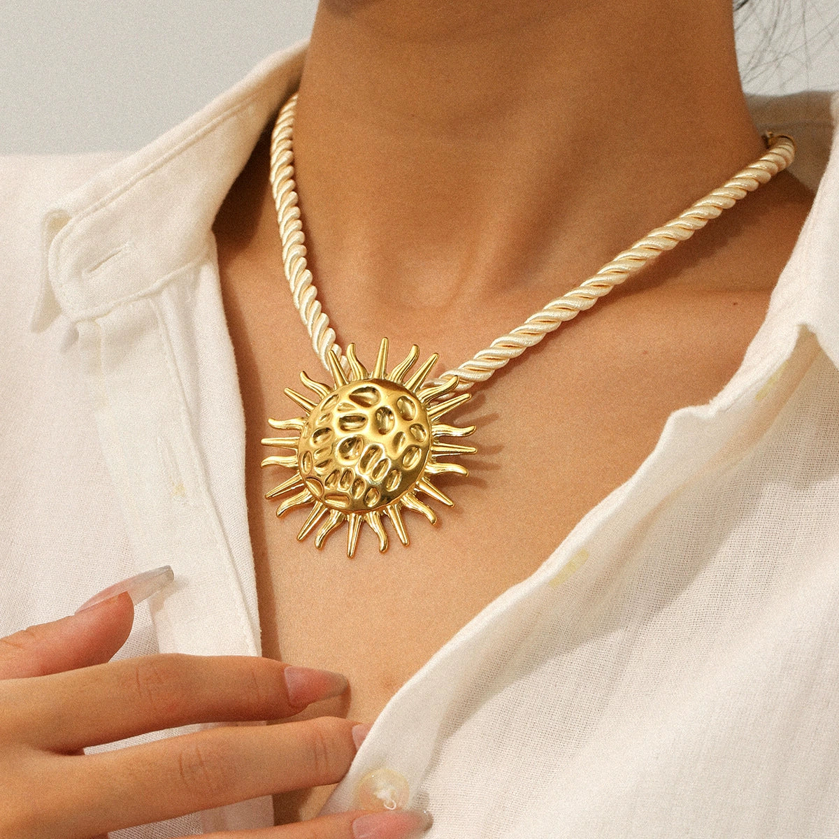 Wholesale Women's Ins Style Minimalist Geometric Stainless Steel Hammered Sun Pendant Necklace With Twist Chain And Electroplating - Image 3