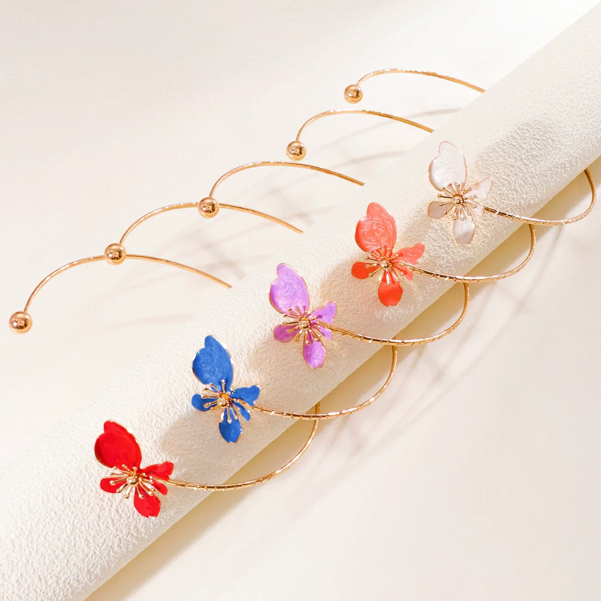 Wholesale Women's Iron And Zinc Alloy Flower Pattern Enamel Choker Necklace With Fresh Light Luxury Design - Image 4