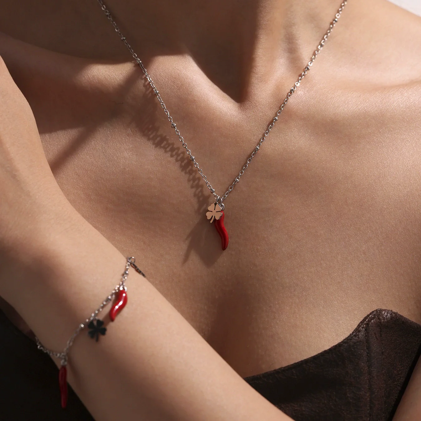 Wholesale Women's Jewelry Ferris Wheel Four Leaf Clover Red Chili Pendant Necklace In Stainless Steel With Enamel Glaze And Electroplating - Image 4