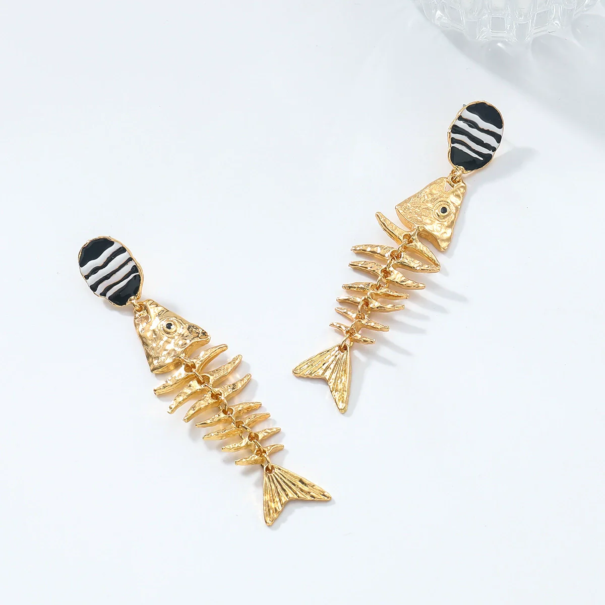 Wholesale Women's Jewelry Retro Old Money Style Fishbone Water Ripple Animal Zodiac Zinc Alloy Earrings Electroplated - Image 3
